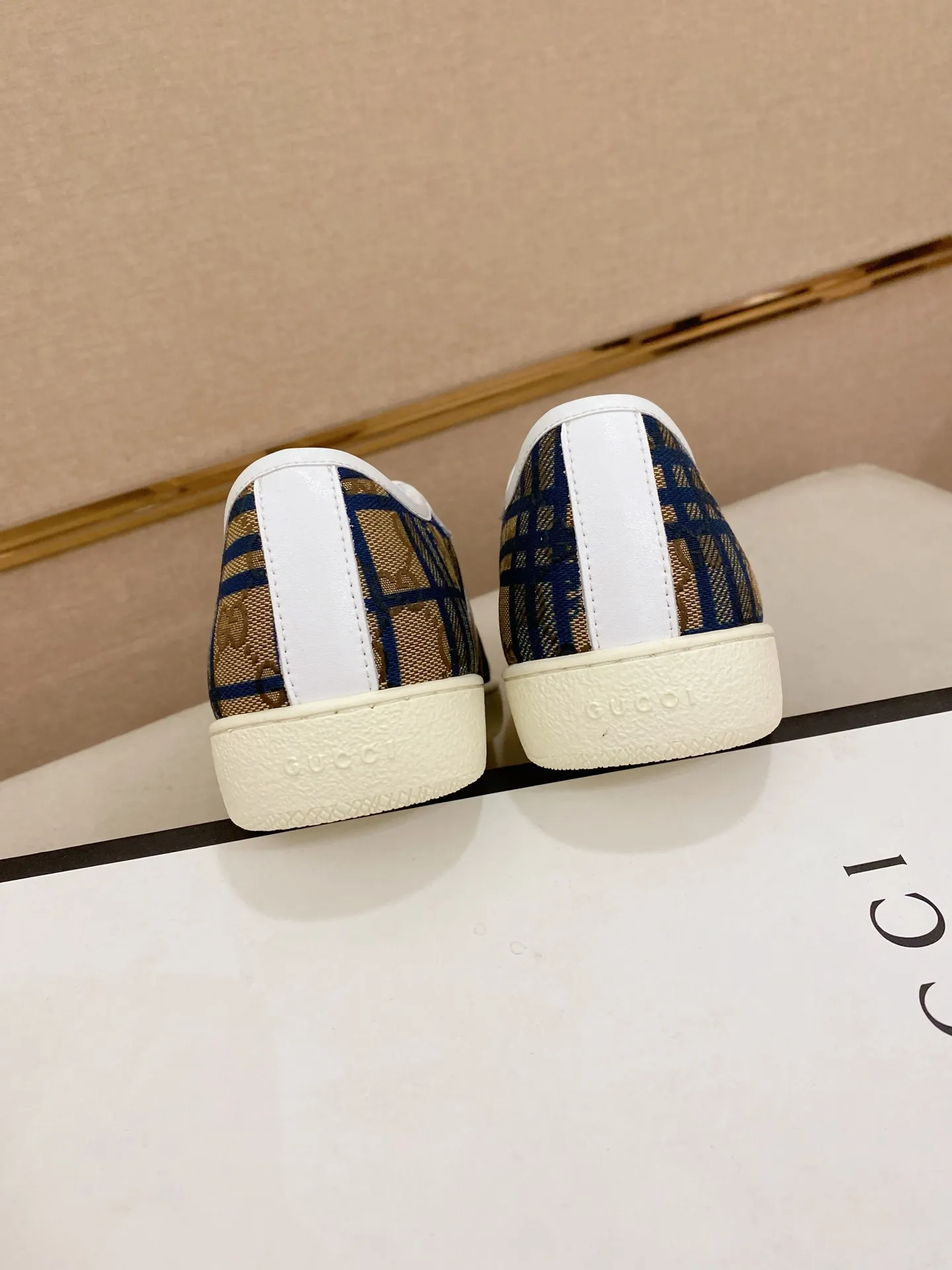 Factory price: 400💰 (GUCCI) The latest model from the official website 🎁🎁Casual and fashionable men's shoes👟, hot style 💥The version is simple and elegant, exclusive for trendy men. Unique official website latest brand elements 👑Gucci original decoration, fashionable and generous, the fabric is original cowhide ✅sheepskin lining, the official website specifies wear-resistant casual outsole, the classic model is taken in kind at the counter🎬38-44 (45 is not returned or exchanged)